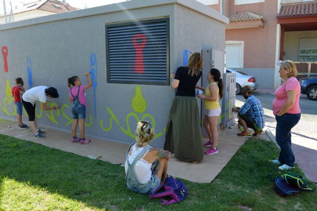 El parque de Los Pulpites luce un colorido mural pintado por pequeños y mayores - 5, Foto 5