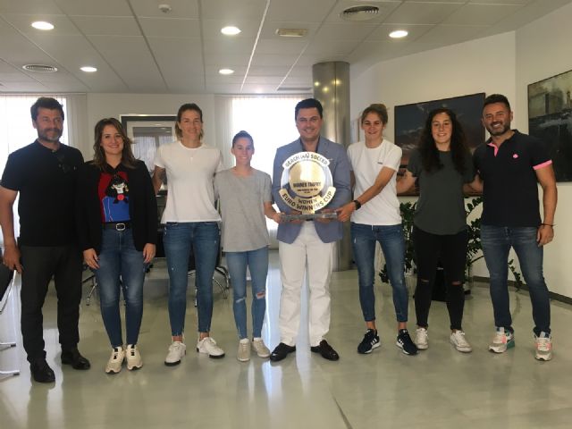 El alcalde, José Miguel Luengo  recibe en el Ayuntamiento a las jugadoras del AIS Playas de San Javier, tras proclamarse campeonas de Europa - 1, Foto 1