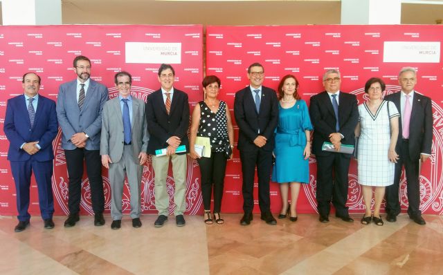 El consejero de Salud en funciones asiste a la graduación de la IV Promoción del Grado en Medicina de la Universidad de Murcia - 1, Foto 1