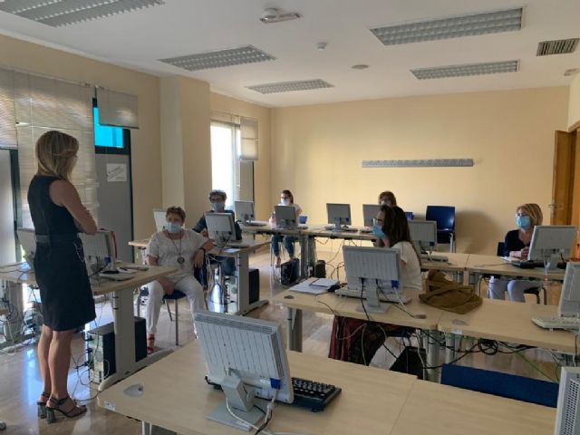 Las directivas de los centros de la mujer reciben formación para realizar sus trámites de manera digital - 1, Foto 1