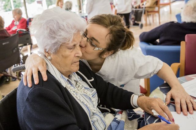 El Colegio de Enfermería rechaza que las enfermeras sean sustituidas en las residencias de mayores por unas nuevas titulaciones - 1, Foto 1