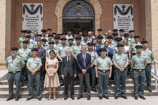 El ministro del Interior, Fernando Grande-Marlaska, junto a los alumnos del curso, Foto 1
