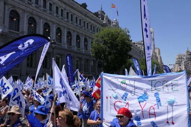 Cerca de 3.500 técnicos sanitarios de toda espa&ntilde;a se han manifestado esta ma&ntilde;ana por su clasificación profesional - 5, Foto 5