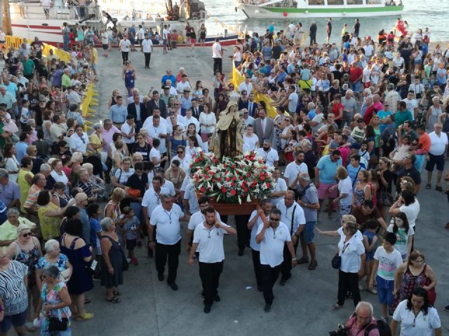 La flota pesquera de la localidad acompaña a la Virgen del Carmen en la tradicional procesión marítima - 1, Foto 1