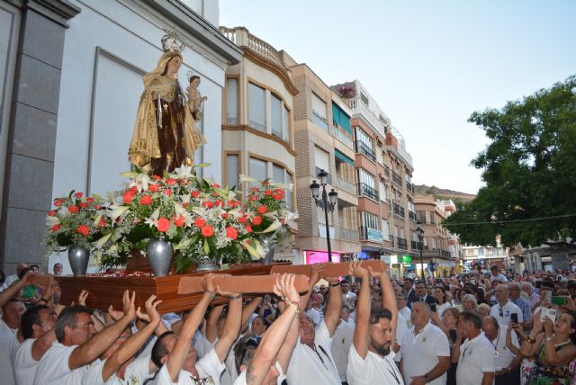 La flota pesquera de la localidad acompaña a la Virgen del Carmen en la tradicional procesión marítima - 3, Foto 3