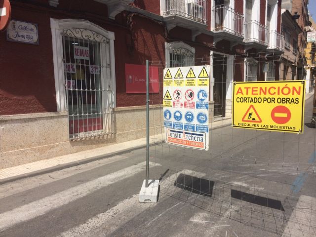 Se corta al tráfico rodado de vehículos la calle Juan XXIII a consecuencia del comienzo de las obras de acondicionamiento de las aceras en esta vía urbana, Foto 1