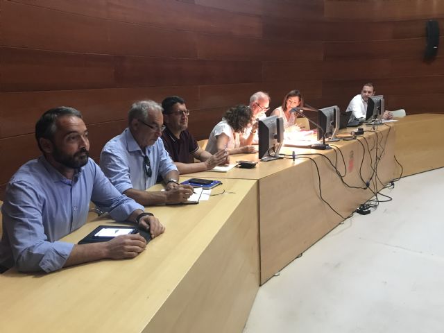 La Mesa de Contratación propone la adjudicación del servicio de limpieza en colegios y de mantenimiento del cementerio municipal - 1, Foto 1