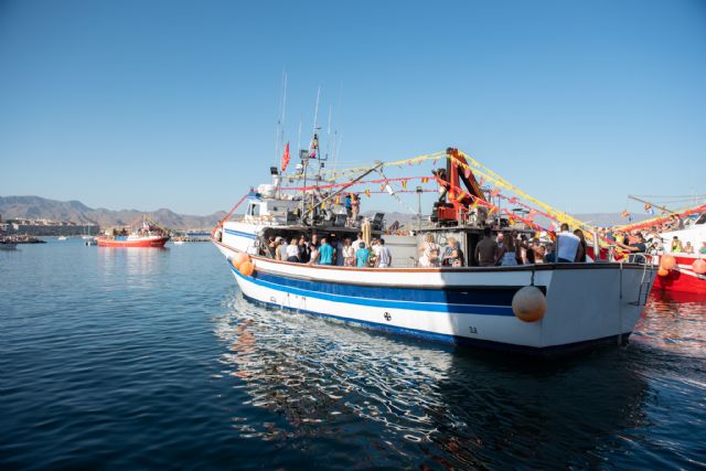 La Virgen del Carmen es arropada por sus pescadores en Puerto de Mazarrn, Foto 3