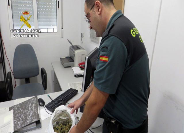 La Guardia Civil se incauta de varias dosis de marihuana cuando auxiliaba a los ocupantes de un vehículo averiado - 1, Foto 1