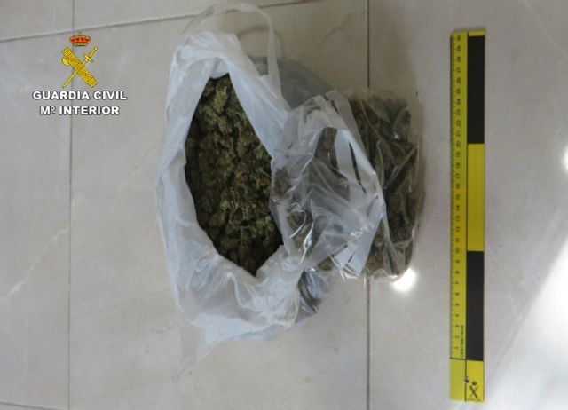 La Guardia Civil se incauta de varias dosis de marihuana cuando auxiliaba a los ocupantes de un vehículo averiado - 2, Foto 2