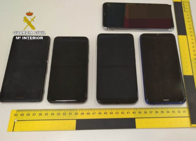 La Guardia Civil detiene a cinco jóvenes por la sustracción de siete teléfonos móviles - 1, Foto 1