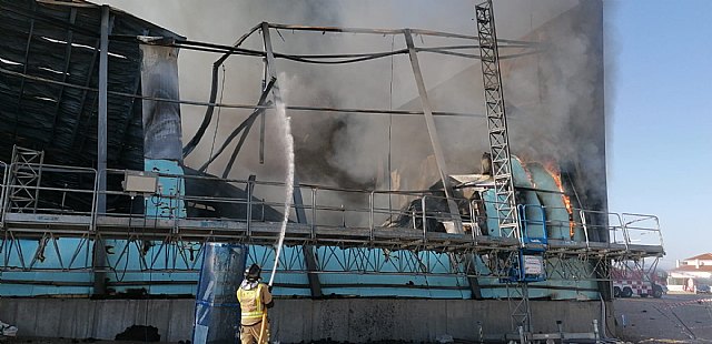 Incendio de una nave industrial en obras de Lorca - 1, Foto 1