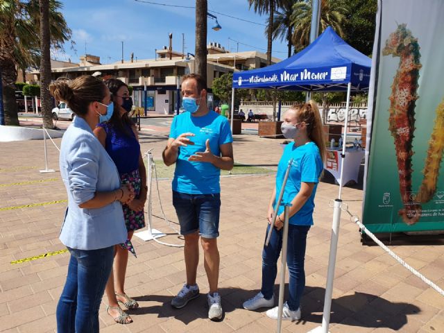 La directora general del Mar Menor, Miriam Pérez presentó en Santiago de la Ribera la campaña de sensibilización Mar Menor 2020 - 1, Foto 1