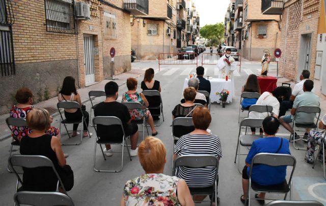 El barrio del Carmen homenajea a su patrona con una misa al aire libre - 1, Foto 1