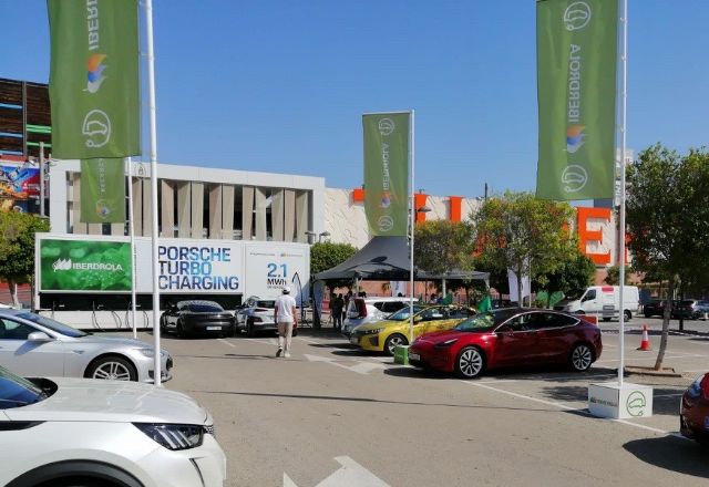Iberdrola organiza en Murcia un encuentro de usuarios de vehículos eléctricos junto a la unidad móvil de recarga ultra rápida de Porsche - 2, Foto 2