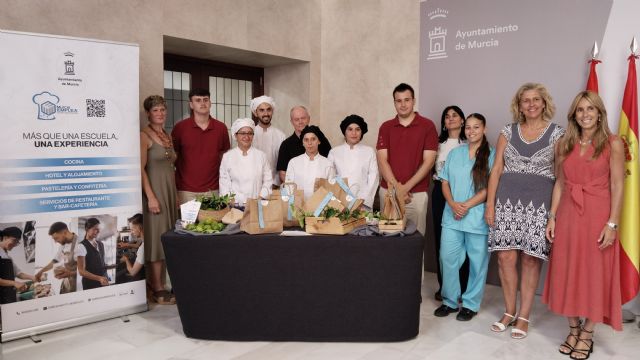 Monitores y jóvenes participantes de las XXXVI Jornadas de Formación en Hemofilia visitan el Ayuntamiento de Murcia - 3, Foto 3
