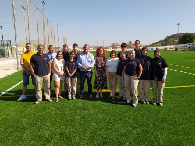 Un programa del SEF permite a jóvenes de Pliego formarse y trabajar un año en la mejora de instalaciones deportivas - 1, Foto 1