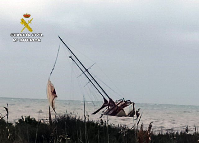 La Guardia Civil denuncia el abandono de tres embarcaciones fondeadas en el Mar Menor - 1, Foto 1