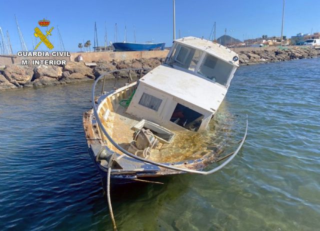 La Guardia Civil denuncia el abandono de tres embarcaciones fondeadas en el Mar Menor - 2, Foto 2