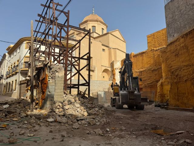 El Ayuntamiento de Lorca inicia el derribo de la fachada de calle Leonés, el primer paso para eliminar los últimos vestigios de los terremotos y seguir recuperando el casco histórico - 2, Foto 2