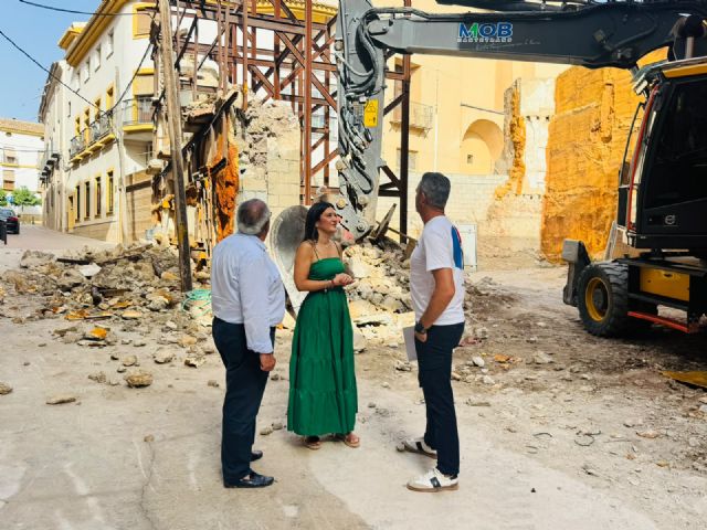 El Ayuntamiento de Lorca inicia el derribo de la fachada de calle Leonés, el primer paso para eliminar los últimos vestigios de los terremotos y seguir recuperando el casco histórico - 4, Foto 4