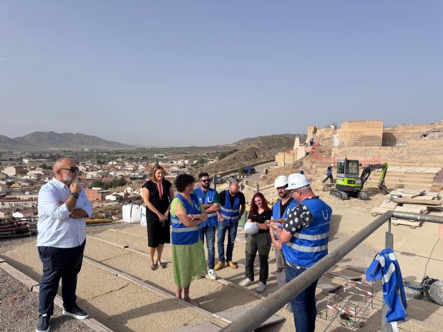 La alcaldesa de Puerto Lumbreras visita los trabajos de rehabilitación que se están ejecutando en el Castillo de Nogalte - 2, Foto 2