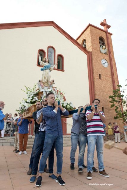 Los vecinos de Alumbres se congregaron en torno a San Roque en una animada jornada de fiesta - 5, Foto 5