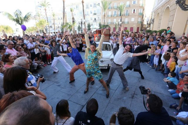 Espectáculo:  Typical. Teatro de calle. Dirección Antón Valén - 2, Foto 2