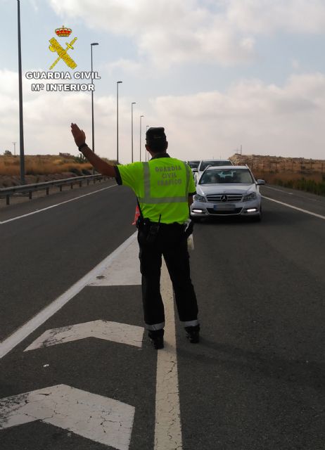 La Guardia Civil detiene al conductor de un furgn por circular bebido y en sentido contrario, Foto 2