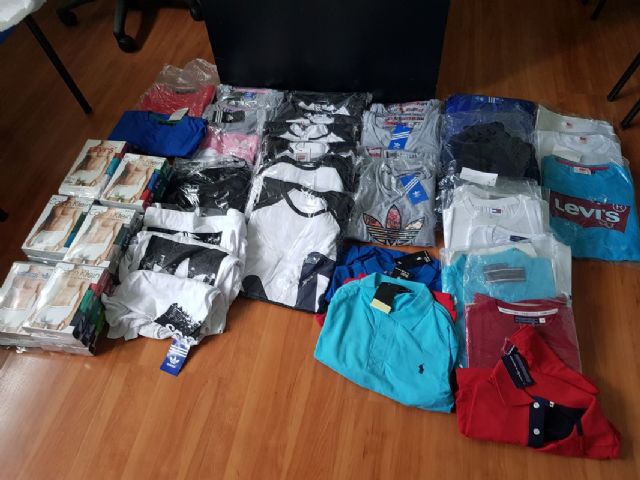 La Policía Local de Cartagena decomisa 52 imitaciones en el mercadillo de Islas Menores - 1, Foto 1