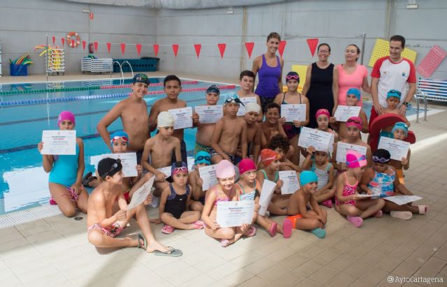 Setenta pequeños y mayores participan en la campaña de natación de verano en La Aljorra - 1, Foto 1