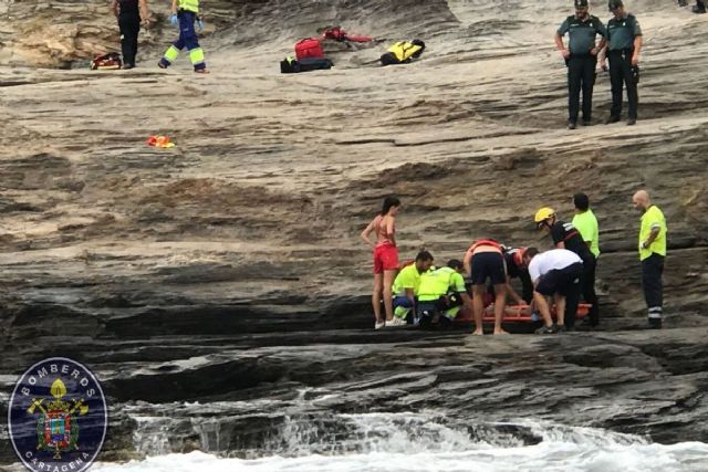 Bomberos de Cartagena trasladan a un joven que se cayó en unas rocas en Cala Reona - 1, Foto 1