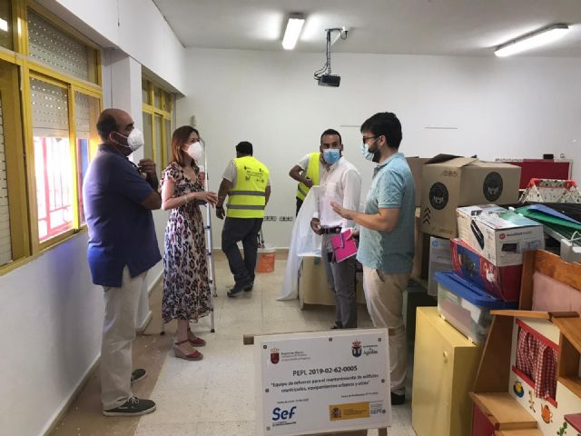 Los participantes del Programa de Empleo Público Local llevan a cabo trabajos de pintura en el colegio Joaquín Tendero - 1, Foto 1