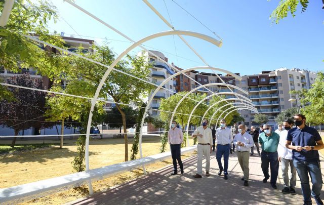 260 árboles y 4 pérgolas vegetales en el jardín de la avenida Antonio Martínez Guirao de Santiago y Zaraiche protegerán del sol a las familias - 1, Foto 1