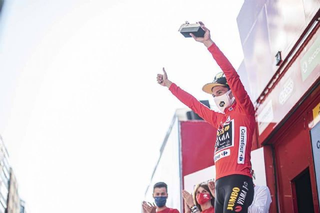 Sorteo de un maillot rojo de líder de La Vuelta al realizar una encuesta sobre la etapa de Cartagena - 1, Foto 1