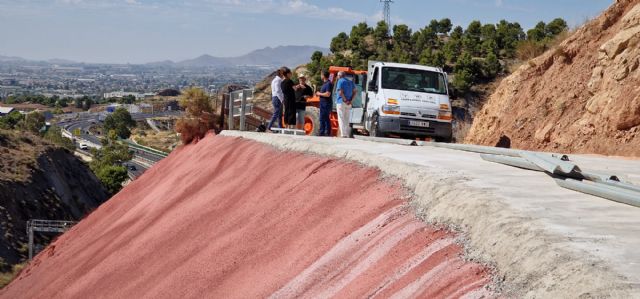 El alcalde de Lorca comprueba el avance de los trabajos de estabilización del talud de la ladera del Castillo y la reconstrucción de la carretera dañada por las lluvias - 2, Foto 2