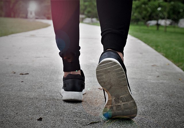 Salud recuerda que caminar 7.000 pasos al día aporta beneficios para la salud y mejora diversas enfermedades crónicas - 1, Foto 1