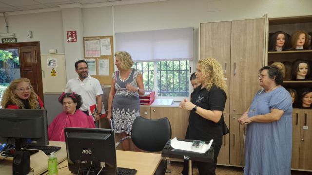 El Ayuntamiento de Murcia forma a 30 desempleados en estética, peluquería y atención sociosanitaria con el programa Cuidados integrales - 2, Foto 2