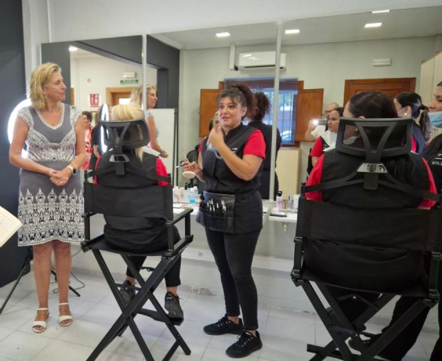 El Ayuntamiento de Murcia forma a 30 desempleados en estética, peluquería y atención sociosanitaria con el programa Cuidados integrales - 3, Foto 3
