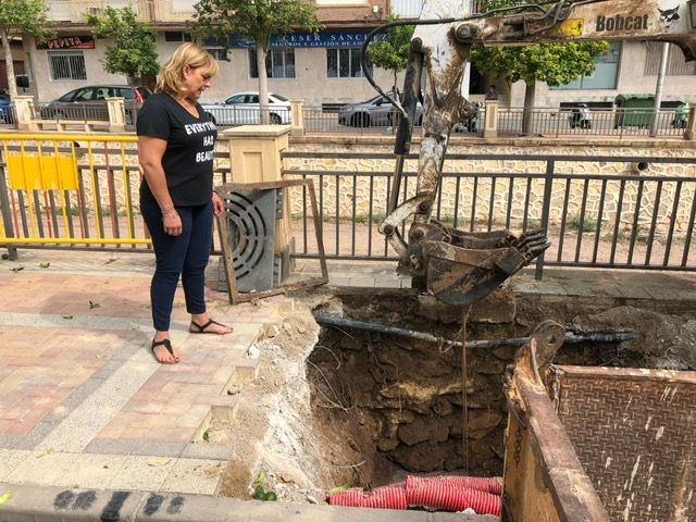 They execute punctual repairs in two sections of sewer in the Avda. Rambla de La Santa that were causing inconveniences to the neighbors