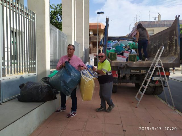 El alcalde de Pliego, Antonio Huescar entrega en San Javier las donaciones recogidas en su municipio para los afectados por las inundaciones - 1, Foto 1