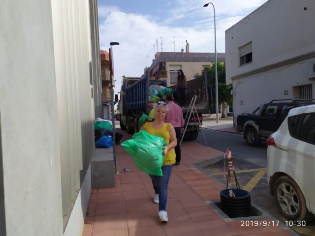El alcalde de Pliego, Antonio Huescar entrega en San Javier las donaciones recogidas en su municipio para los afectados por las inundaciones - 2, Foto 2