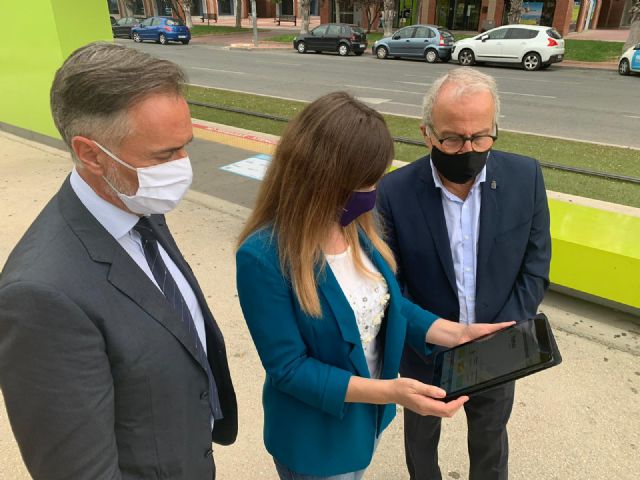 El tranvía se pone la mascarilla para reivindicar que el transporte público en Murcia es seguro - 1, Foto 1