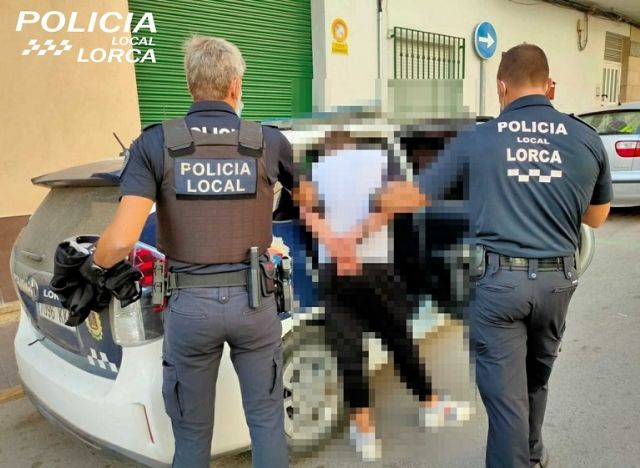 La Policía Local de Lorca detiene a dos personas sobre las que recaía una orden de búsqueda y detención - 2, Foto 2