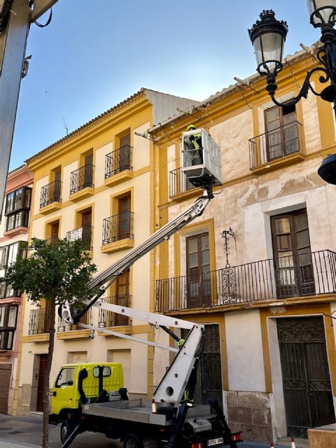 El Ayuntamiento realiza una nueva actuación en las fachadas del casco antiguo de cara a las celebraciones multitudinarias que tendrán lugar con motivo de la Feria y Fiestas de Lorca - 1, Foto 1