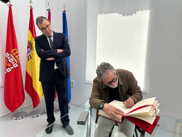 Jaume Plensa visita la Cárcel Vieja y deja su huella en el Libro de Oro del Ayuntamiento de Murcia - 1, Foto 1