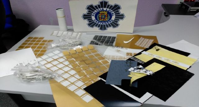 La Policía Local decomisa 163 productos de un establecimiento comercial que vendía ropa falsificada - 1, Foto 1