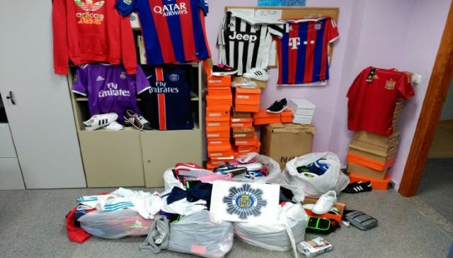 La Policía Local decomisa 163 productos de un establecimiento comercial que vendía ropa falsificada - 2, Foto 2