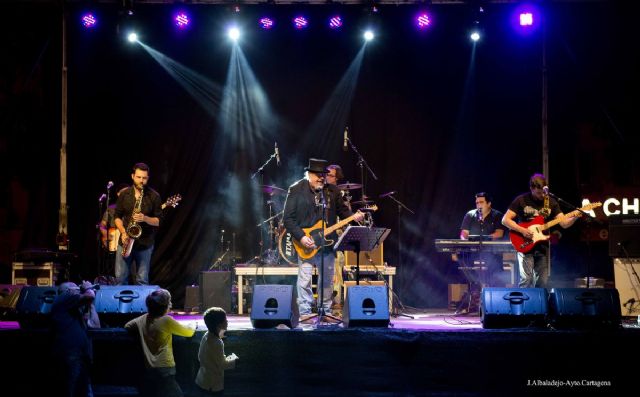La Plaza San Francisco bailó al ritmo de la música de las últimas décadas en el Festival Otoño Pop - 1, Foto 1