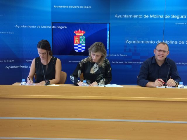 El Ayuntamiento de Molina de Segura y APAMOL firman un convenio para la rehabilitación no farmacológica de personas afectadas por la enfermedad de Parkinson - 1, Foto 1